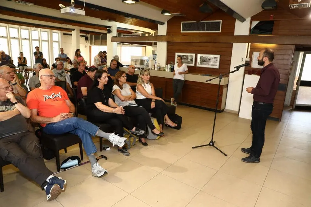 פתיחת המרכז בקיבוץ חצרים